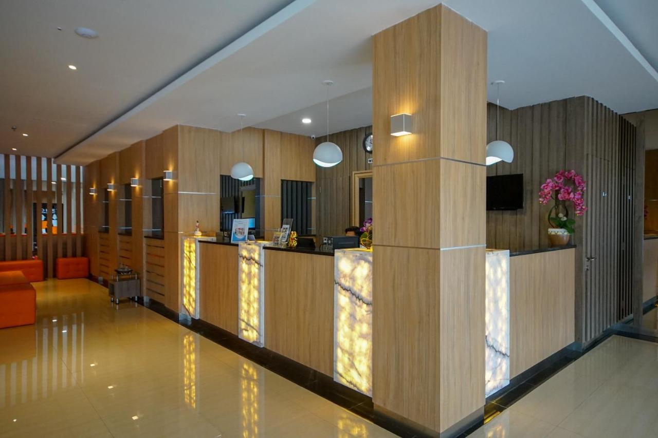 Oyo 344 Kr Hotel Палембанг Екстериор снимка