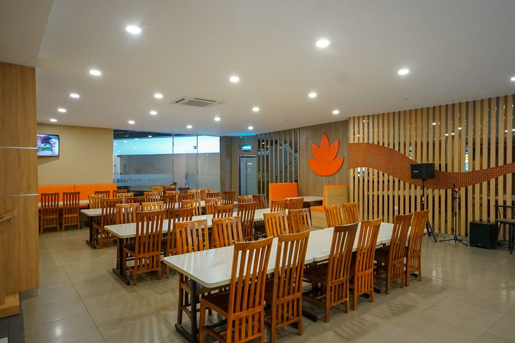 Oyo 344 Kr Hotel Палембанг Екстериор снимка